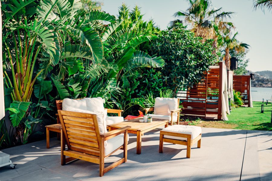 Meble ogrodowe, tarasowe i balkonowe – jaki zestaw wypoczynkowy wybrać?